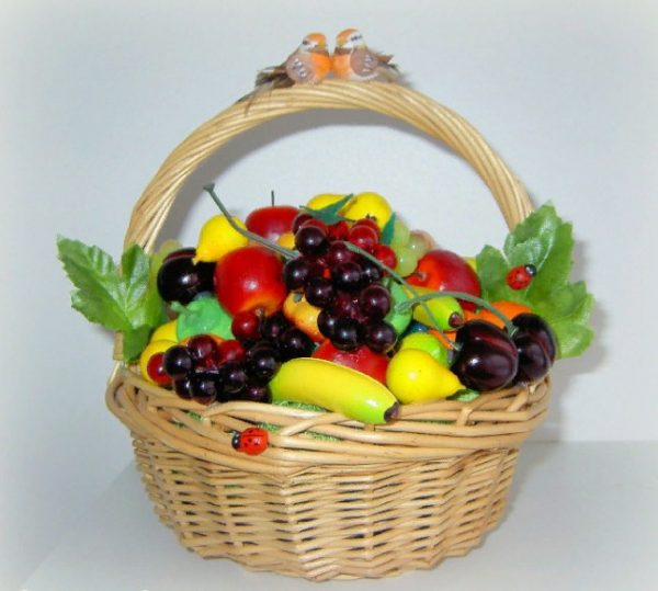 Еще одна идея - корзинка с фруктами