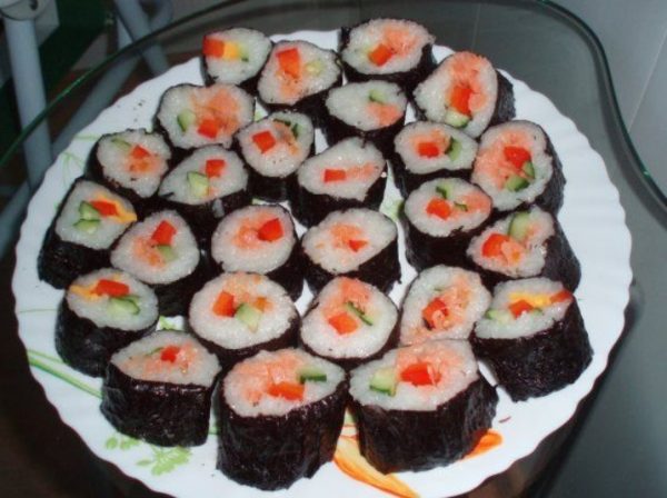 Проверенным вариантом станут блюда из рыбы и морепродуктов: суши, роллы, рыба, запеченная в духовке