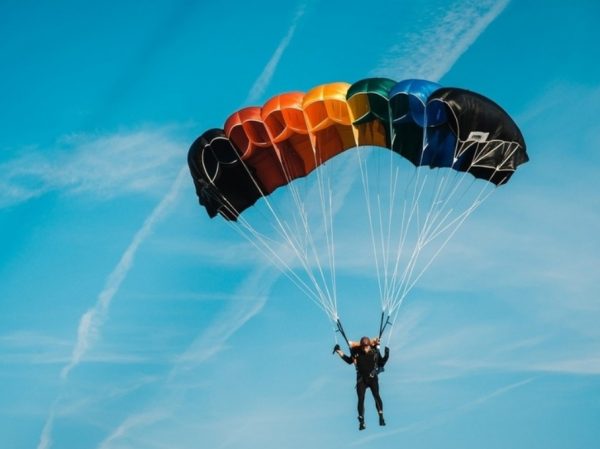 Прыжок с парашютом – весьма смелая идея