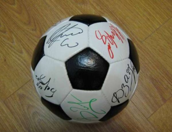 Мяч с автографом любимого игрока