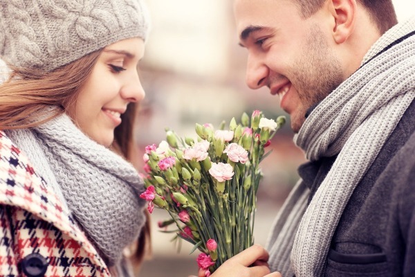 10 явных признаков, что вы нравитесь мужчине, как ведет себя влюбленный человек: жесты, мимика, позы